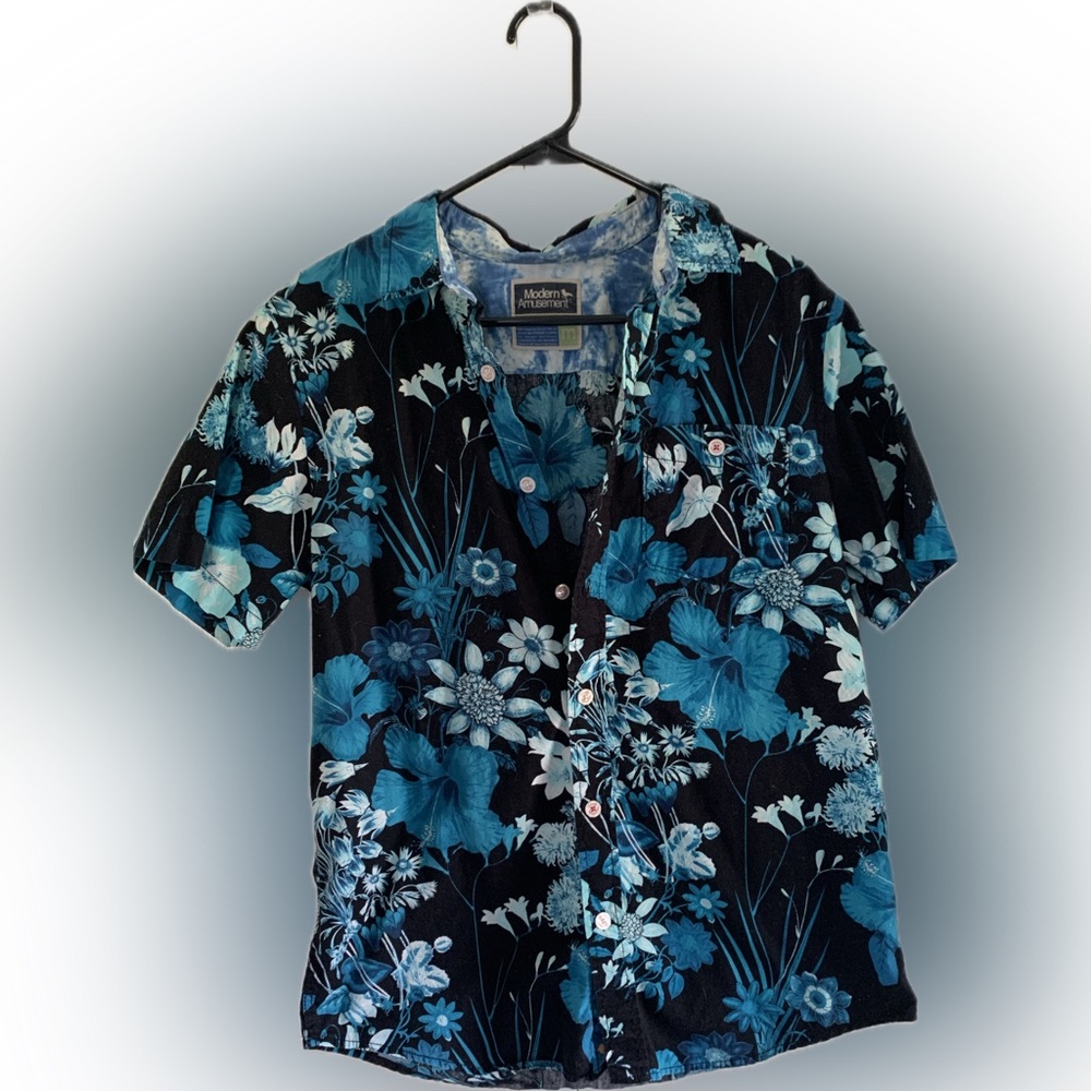 Modern Amusement Men's Size M Short Sleeve Button-Down Shirt